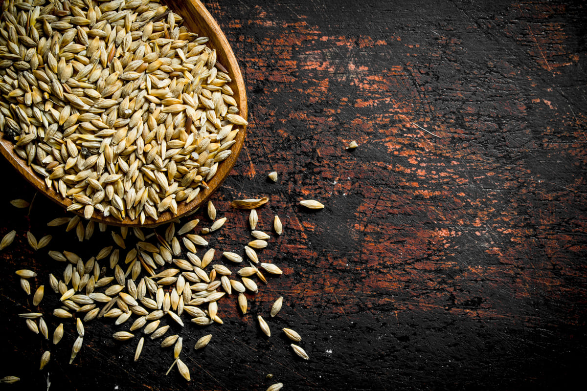 granos de trigo en un recipiente de madera