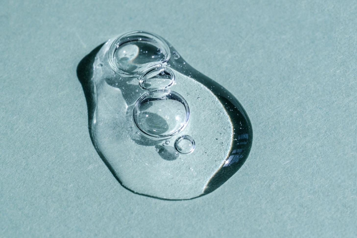 gota de jarabe de azúcar invertido sobre una superficie plana de color azul celeste