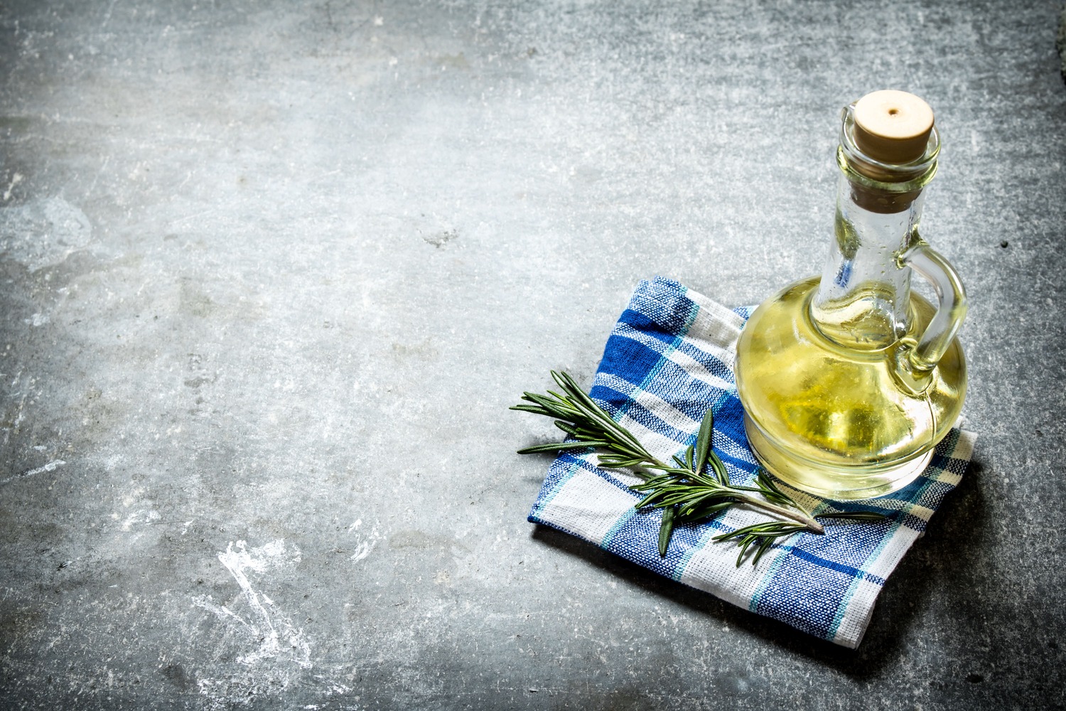 olive-oil-with-rosemary-branch-2021-09-03-09-36-08-utc-1.jpg