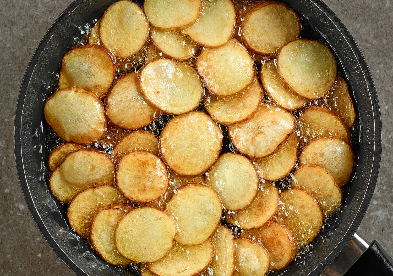 frying-potatoes-in-pan-with-oil-2021-08-26-16-31-49-utc-1-1.jpg